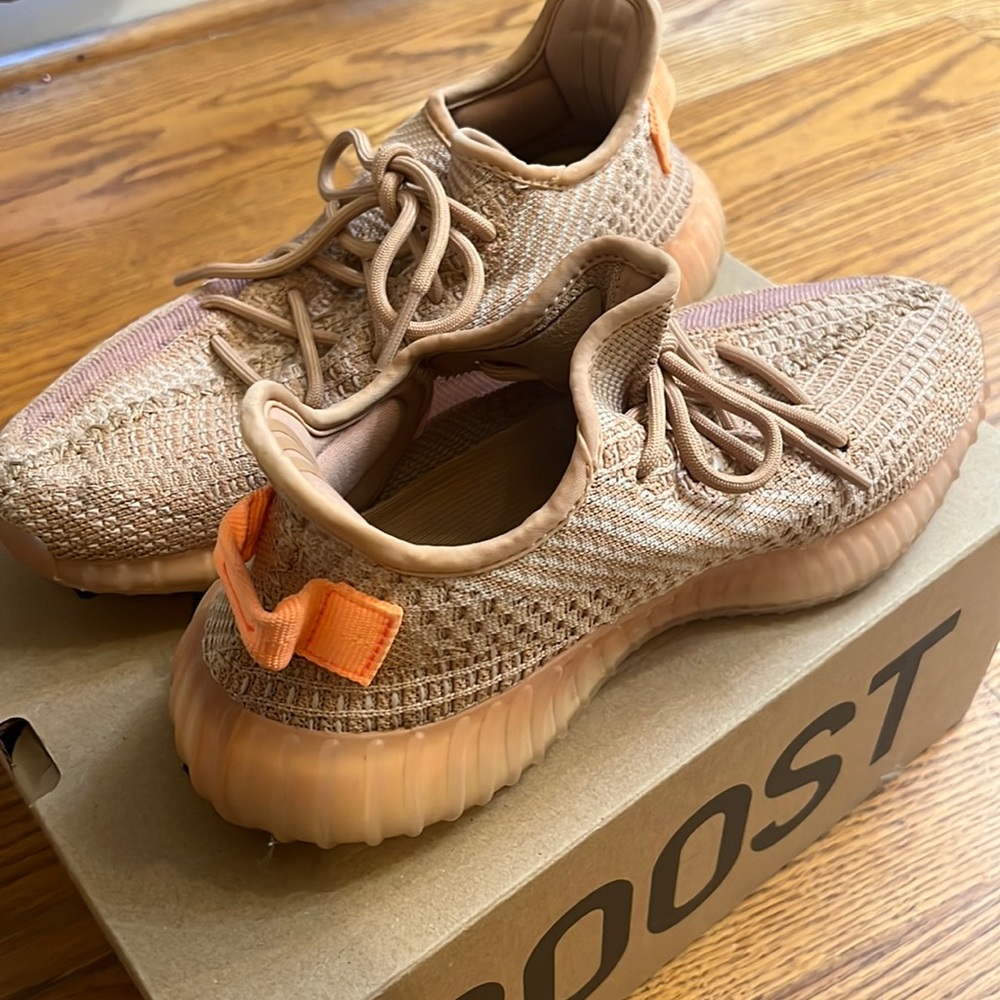Yeezy boost 350 worn a hand full of times ! Great condition ! Size 7
